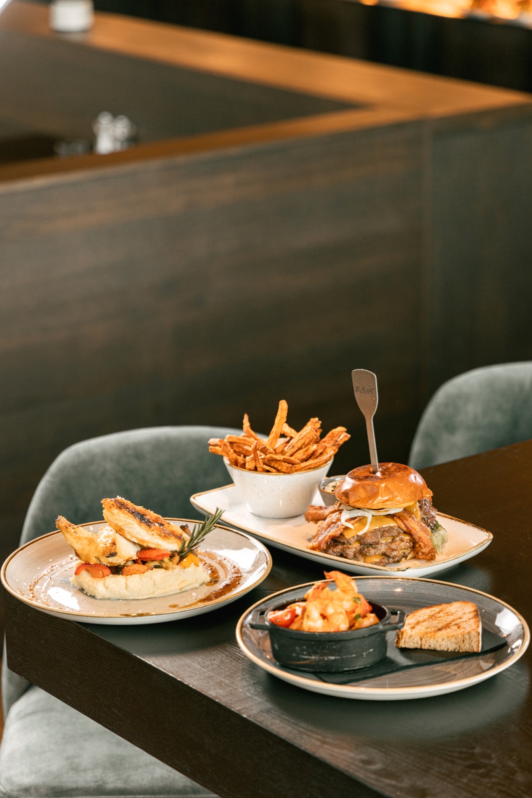 Food-Fotografie mehrerer Gerichte auf einem Tisch